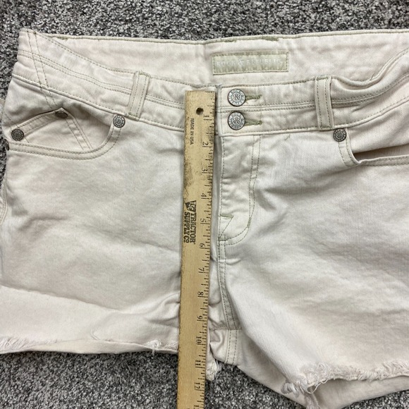 Rock & Republic Shorts Women's 12 White Frayed Hem Denim BONNAROO Stretch Casual - Picture 14 of 16